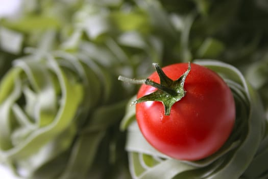 Spinach noodles with tomato