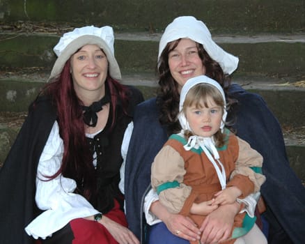 On the left in the picture,bestselling author Ulrike Schweikert. Among other things,she wrote: The Daughter of the Salt Boiler,The Mistress of the Castle and The Chalk Cross. Ulrike Schweikert is a member of the playgroup Verein Alt Hall,which at Pentecost in Schwäbisch Hall,its