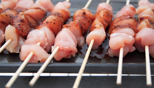 Prepared for the grill: Cut the chicken breast into pieces and skewer on chopsticks. Pour marinade over it and let it soak in for 30 minutes. By the way,it tastes excellent with sweet and sour or fruity marinade. In this version,by the way,with Caribe