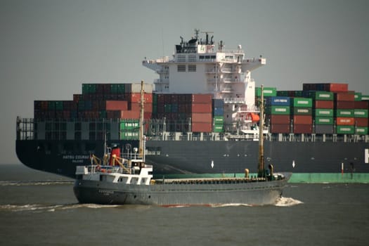 Difference in size - although the cargo ship in the foreground is already quite large...