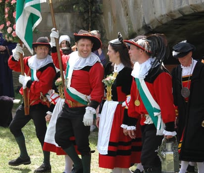 The Siedershof is the former professional community,the Haller Sieder. Every year on Pingsten,the Siedershof organises its traditional cake and fountain festival. The toasts are not neglected either: Oh you
