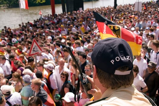Recorded shortly before the fans were allowed into the Main Arena for the first time. The policeman had tried to make himself heard that jostling would not help,but had no chance with the noise and singing! For non-Frankfurters: d