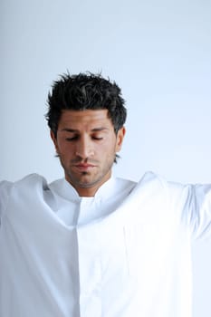 ́Medics concentrated,eyes closed