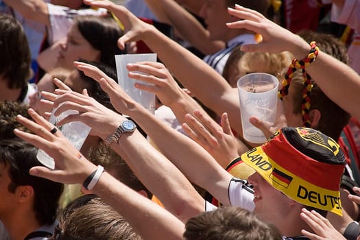 Mainarena,Kick-off,Arms