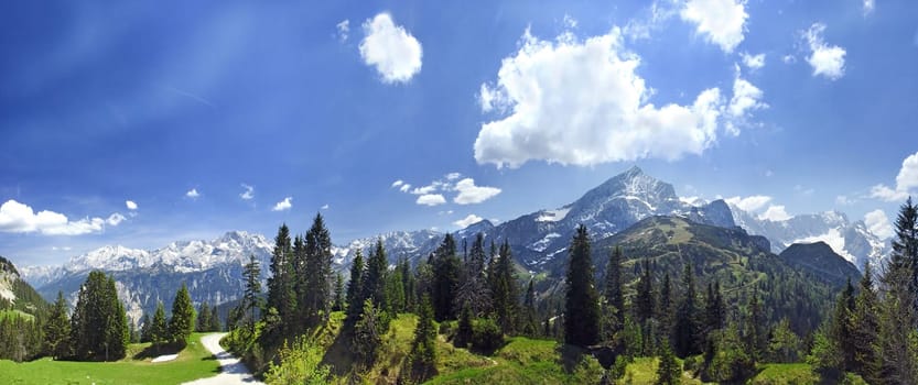 View from Kreuzeck into the Wetterstein Mountains. On the far right is the Zugspitze,on the right is the Alpspitze.
