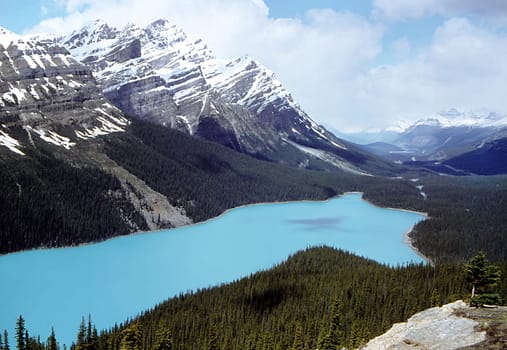 Probably the most photographed motif in Canada. The color of the lake is really the same as in the picture. The lake is fed by glaciers. The intense turquoise color is caused by fine rock particles that are carried in the meltwater.