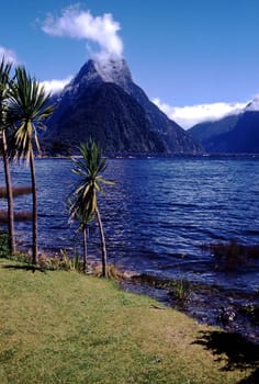 --- scan from slide with 4000 DPI (Nikon Coolscan 9000)--- The clouds at the top of the mountain make Mitre Peak look like a smoking volcano. As far as I know,the mountains of the South Island of New Zealand are not of volcanic origin,but rather of volcanic origin.