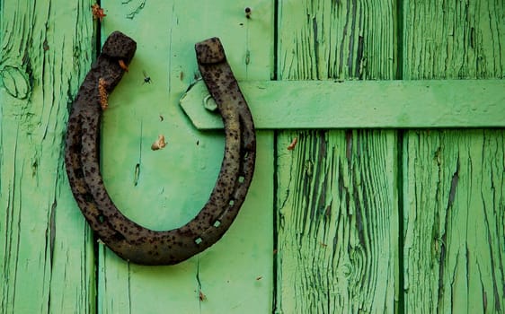 I know quite a few people who could use a little lucky charm for the next week.....! Maybe this horseshoe will help to make some wishes come true!