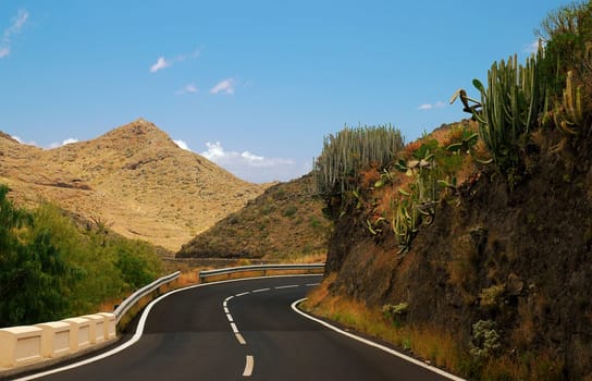 In order to see everything of Tenerife you have to cross the mountains at some point. Since the routes are sometimes very winding,this is not always easy! It can happen that feelings of anxiety or nausea occur. But if you e