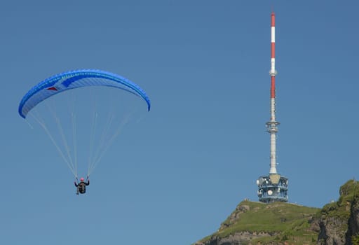 The huge white-red finger stretches majestically towards the sky. The 95-metre-high transmission tower on the Rigi in Central Switzerland was completed in 1998 after 4 years of construction and is mainly used for radio and television signal transmission.
