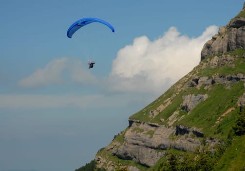 With good thermals,paraglider pilots can often glide in the air for hours.