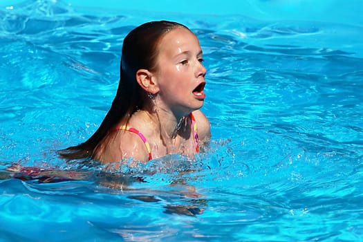 Girl in the pool,No.6