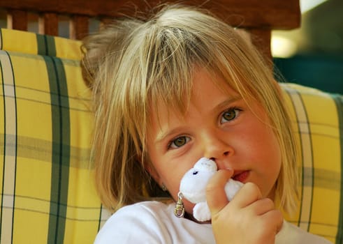 Even if the background is a bit restless,I found here you can see quite well how tired small children can be in the evening,even if they themselves claim the opposite.....!:-)