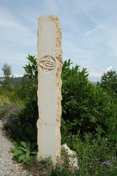 Geomantie Die Geomantie - wörtlich "wahrsagen aus der Erde"" - ist eine in China bis heute überlieferte und anerkannte Wissenschaft. Man bezeichnet damit die Kunst,die natürlichen Energieflüsse der Erde wahrzunehmen und damit sinnvoll umzugehen"