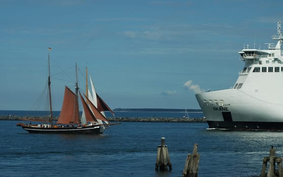 It was an impressive sight when the big ferries scraped past the small sailors...!