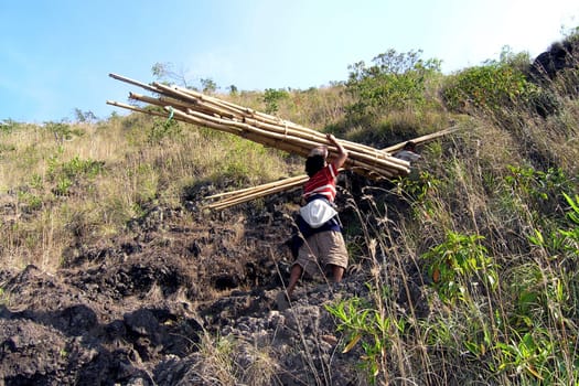 For days,these two had to carry their heavy burden to the edge of the volcano.