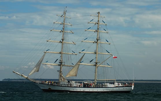 Just during the departure of this brig - the Fryderyk Chopin - the sails are set...!