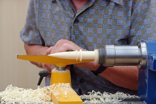 The picture was taken at a craft fair. It was important to me that the rotation of the machine and the wood is visible in the photo. That's why I didn't flash,didn't want to freeze the movement. Unfortunately,I didn't have a tripod with me that day