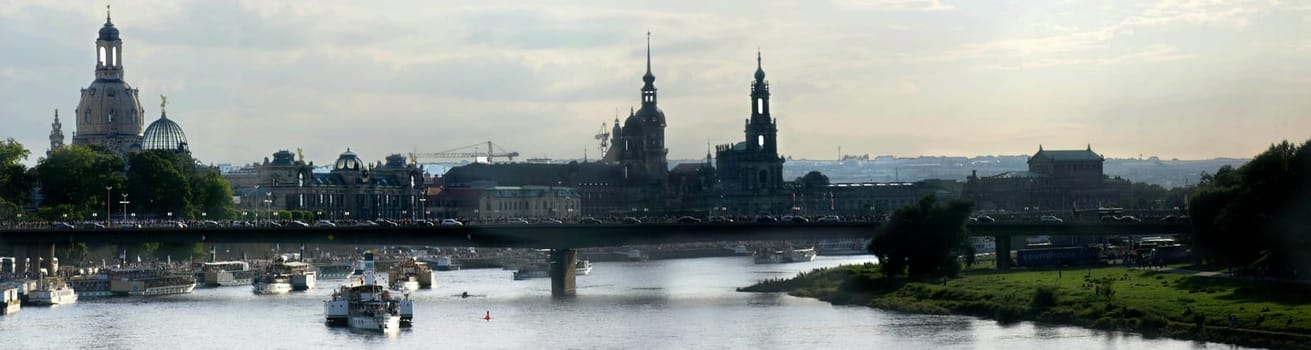 On 19.08.2006 the "The White Fleet"" started again for its popular fleet parade. These include 9 steamers and 2 saloon ships. You can see a panorama of 3 pictures."