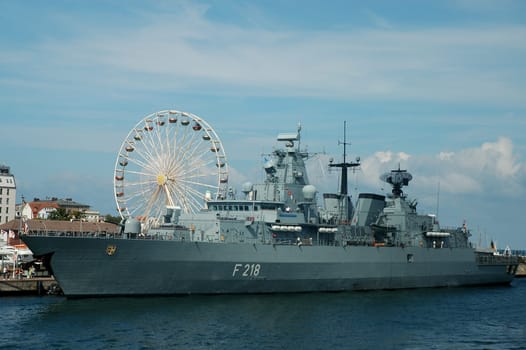 On the Hansesail not only sailing ships were to be seen,but also the navy was abundantly represented! You can also see here through the Ferris wheel that it was also a folk festival....!
