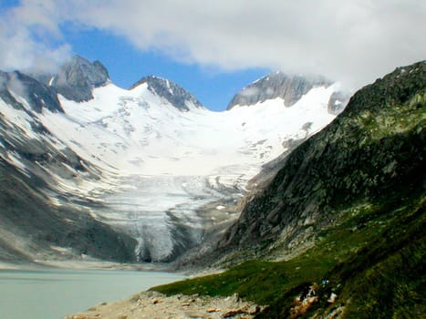 The upper end of the reservoir with a glacier