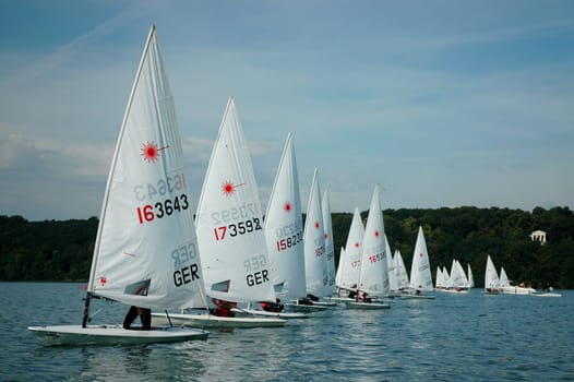 This morning I was once again on our Tollensesee and was able to get up close and personal with the sailors in the press boat and practice on sports shots! I think some pictures are impressive! Here is a shot just before the start....!