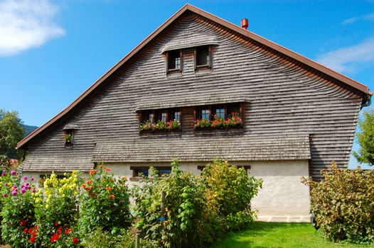 In 1968 Gruyère farmhouse converted into a 2-family house dating from around 1900. Under the strictest official conditions,nothing was allowed to be changed on the outside