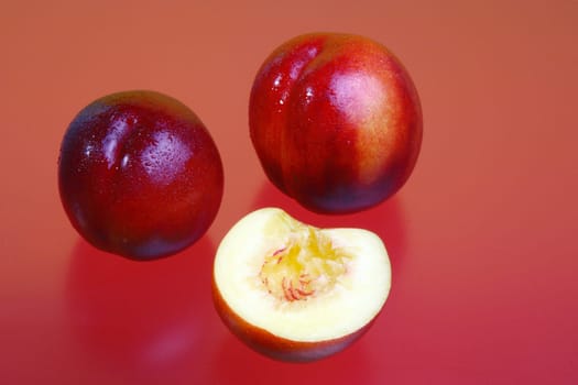 Nectarines with and without plates