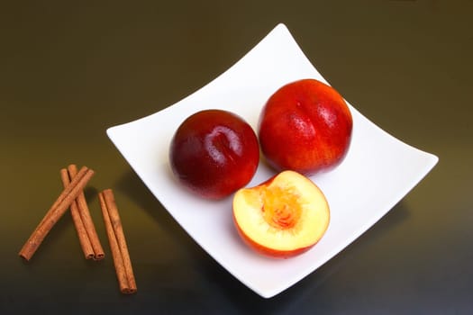 Nectarines with and without plates