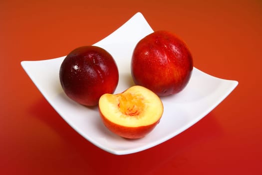 Nectarines with and without plates