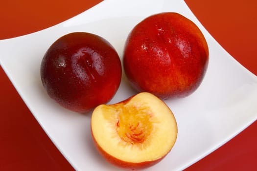 Nectarines with and without plates