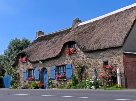 near Mont-Dol,house with thatched roof