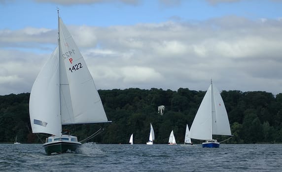 After yesterday there was calm on the lake,the wind freshened up and we had to hurry to get off track.....! In the background you can see our forest with the Belvedere again!