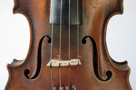 Was able to lend me this old violin. I am fascinated by the aesthetics of this instrument.