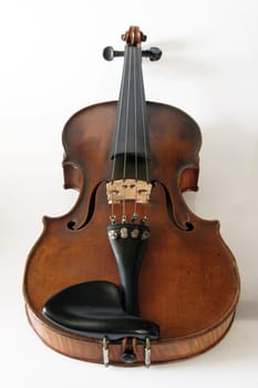 Was able to lend me this old violin. I am fascinated by the aesthetics of this instrument.
