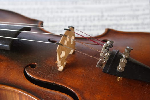 Was able to lend me this old violin. I am fascinated by the aesthetics of this instrument.