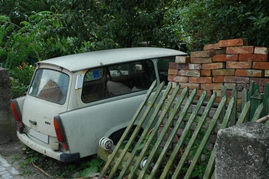 More and more Trabbis are giving up their ghost and are simply parked. There's even a wall nearby....!