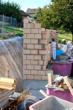 Double masonry with insulation in between
