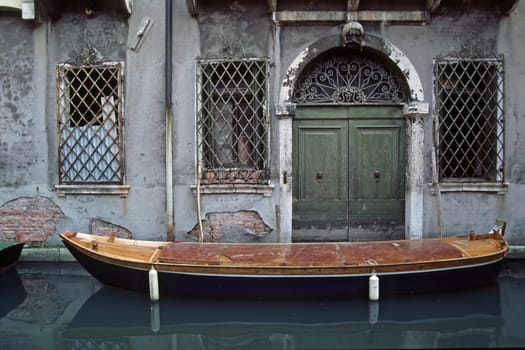 Venedig, Boot vor grüner Tür