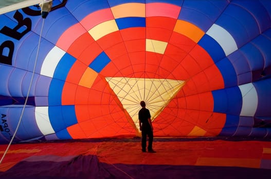 This picture was taken on the Schlossberg in Neustrelitz. There the balloons are filled and then it's off into the warm evening air. Here,the balloon is also searched again from the inside for weak points.