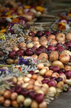 Deliciously bound vegetable onions