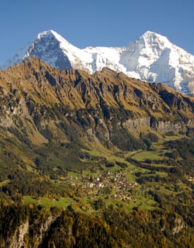 Wengen is located on a wind-protected sun terrace at the foot of the Eiger,Mönch and Jungfrau,400 meters high above the Lauter Brunnental. The traditional,car-free holiday resort offers a family-friendly skiing and hiking area around Männlichen-Kl