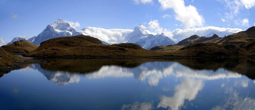 A unique,world-famous image before your eyes. In the foreground the Bachalpsee,in the background rise the majestic Bernese Alps covered with eternal ice. Over 100 km of scenic hiking trails for all levels lead through flower-strewn mountain