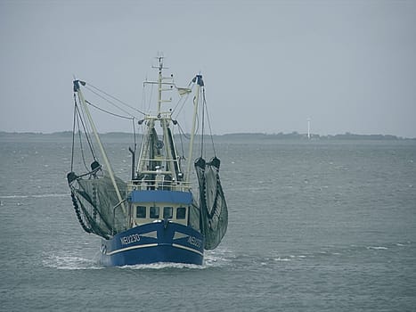 Crab cutter off Neuharlingersiel: The shrimp trawler is a flat-bottomed vessel specially equipped to catch North Sea shrimp ("crabs"" or ""garnet""). The municipality of Neuharlingersiel is located in the Harlingerland in East Frisia (Wittmund district)"