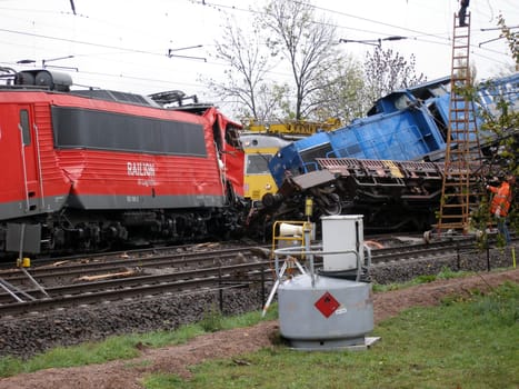 Fortunately,this accident resulted in only 3 people being injured. A tank car train and a construction train collided during the night. The recovery with heavy equipment certainly takes days. A 160 tonne crane was requested.