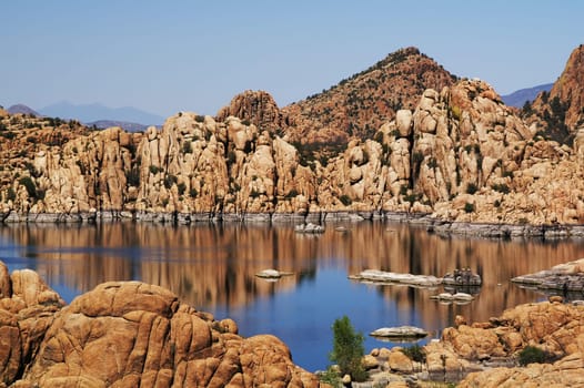 We discovered this lake purely by chance on the way from Phoenix to the Grand Canyon near Prescott.