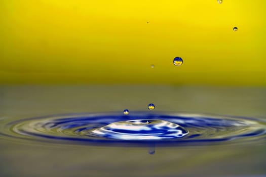 Water droplets and sculpture paintings