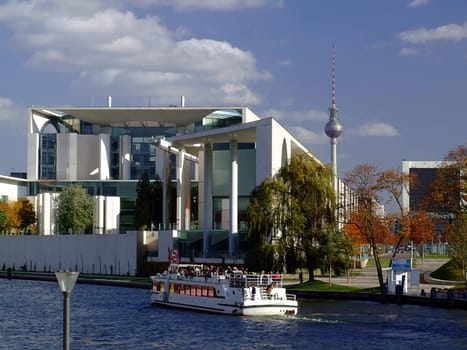 Spree behind the Chancellery