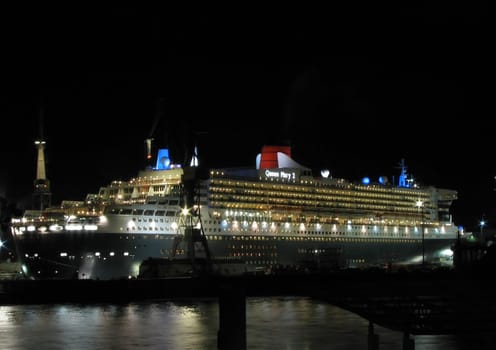 QM 2 in the dock