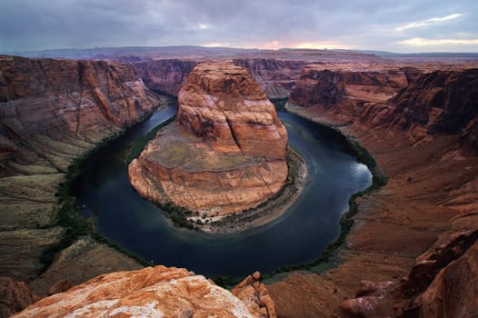 ... this is the literal translation of Horseshoe Bend and indeed the course of the Colorado River looks like a horseshoe at this point. This location is located near Page,Arizona and is only about a 20-minute walk from the city center.